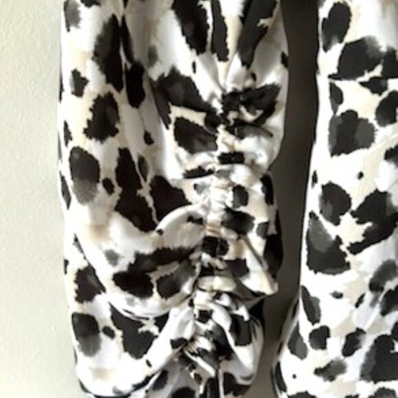 Barely Worn- Cabi Rosette Blouse #5898 Black White Neutral Small - Picture 6 of 10